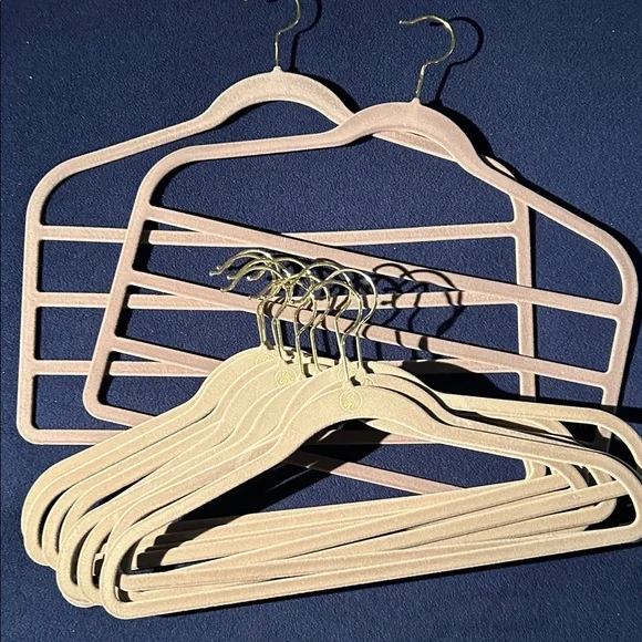 Authentic Huggable Hangers. 10 full singles and 2 trousers/jeans multi hanger. - Picture 1 of 2